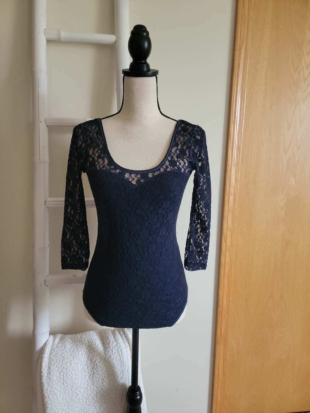 Abercrombie & Fitch Navy Blue Lace Bodysuit 3/4 Sleeve Scoop Neck Size Small